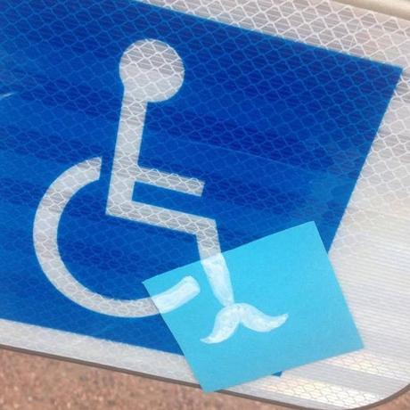 Les panneaux de stationnement pour handicapés les plus cools sont en Saône-et-Loire