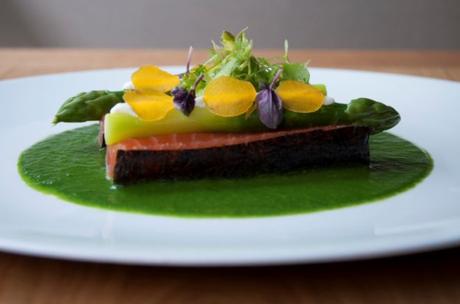 Les Tables d'Augustin - Maki de Truite de Méréville, Asperges des Landes Crues-Cuites et Pesto à l'Ail des Ours.