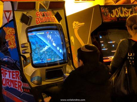 Une salle de jeux vidéo d’arcade des années 80 et 90
