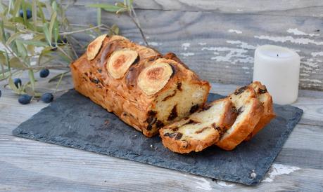 Cake aux olives, tomates confites et chèvre