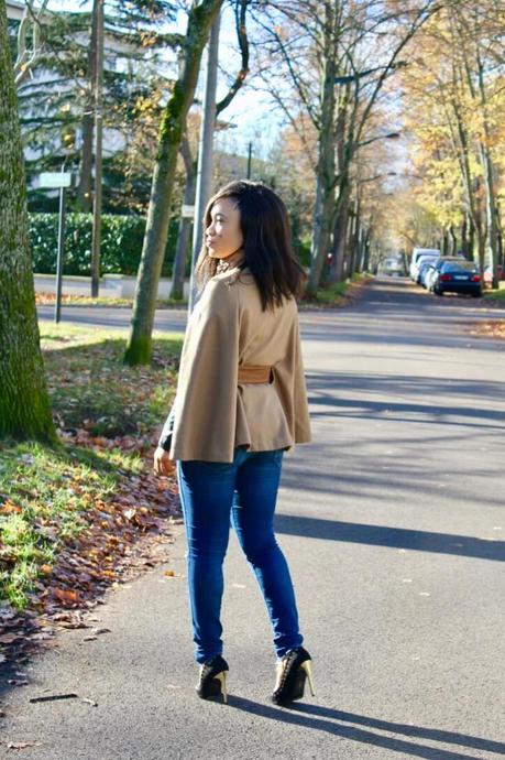 Rétro chic en manteau cape