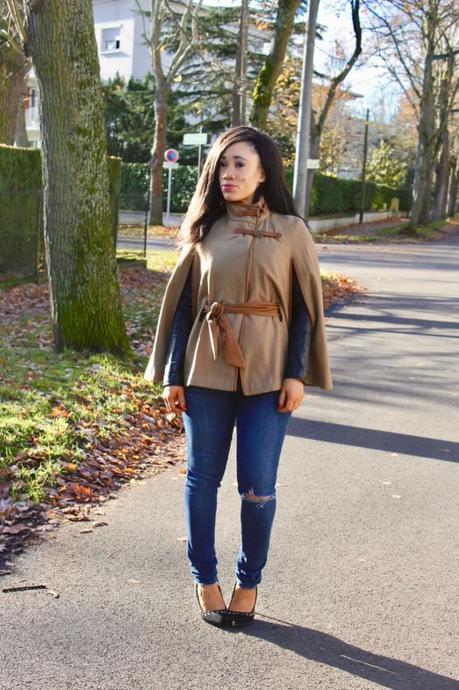 Rétro chic en manteau cape