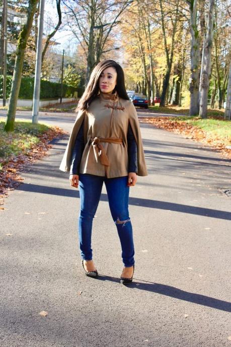 Rétro chic en manteau cape