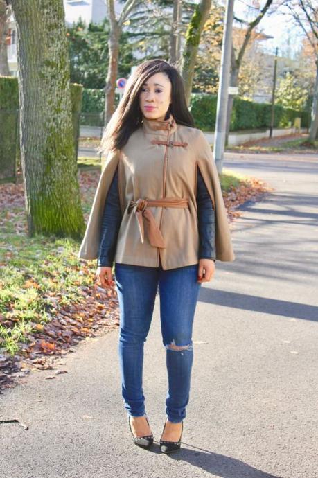 Rétro chic en manteau cape