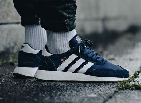 Un petit zoom sur la Adidas Iniki I-5923 Navy Blue