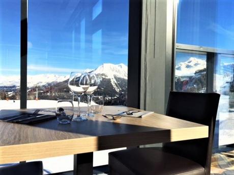 Une vue juste incroyable pendant un déjeuner en haut des pistes à la Plagne dans ce délicieux Restaurant 360