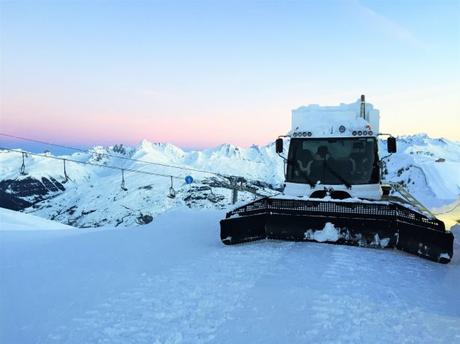 Ces couleurs... dormir dans une dameuse - la plagne