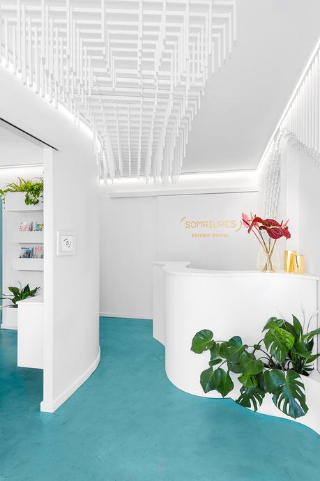 Le sourire du cabinet dentaire Somriures créé par le studio Masquespacio Le sourire du cabinet dentaire Somriures créé par le studio Masquespacio