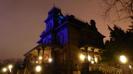 Le Phantom Manor de Disneyland Paris est en vacances. Retrouvez-le en numérique.