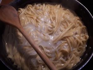 Pâtes Fraîches et sauce au Camembert et Champignons Cliquer sur les photographies pour les agrandir