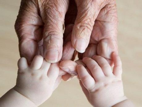 Mamie et petit enfant: main dans la main 