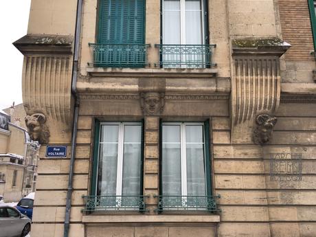 Angle de la rue Voltaire et de la rue des Trois Raisinets