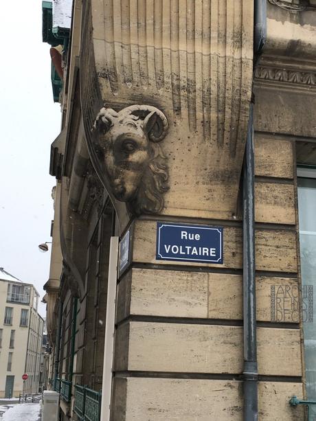 Angle de la rue Voltaire et de la rue des Trois Raisinets