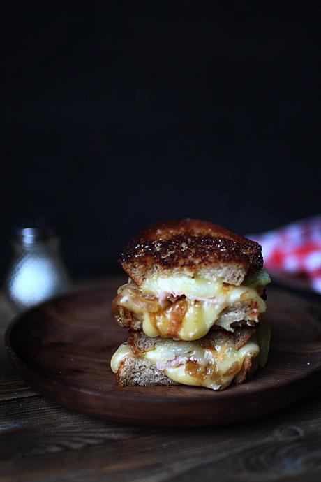 Croque-raclette aux oignons Croque-raclette aux oignons