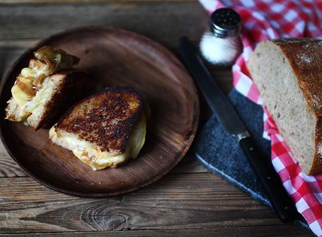 Croque-raclette aux oignons Croque-raclette aux oignons