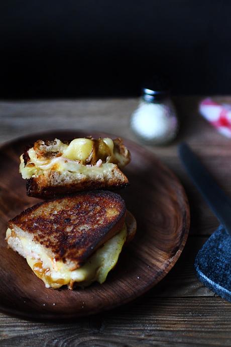 Croque-raclette aux oignons Croque-raclette aux oignons