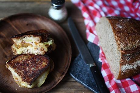 Croque-raclette aux oignons Croque-raclette aux oignons