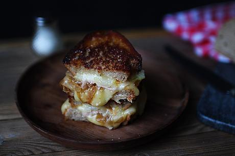 Croque-raclette aux oignons Croque-raclette aux oignons