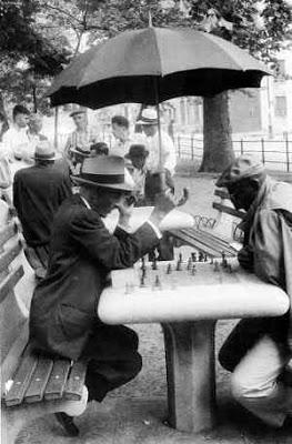 Joueurs d'échecs à Washington Square, New York - Photo  © Molly Malone Cook, années 50
