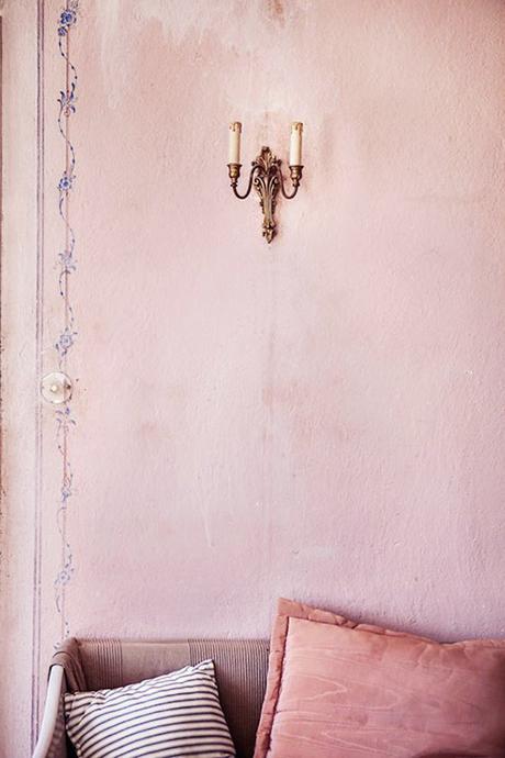 deco rose poudre salon mur coussin canape chandelier bougies mur oldschool tendance deco 2018