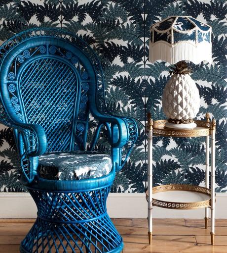 fauteuil emmanuelle rotin trone osier papier peint jungle bleu