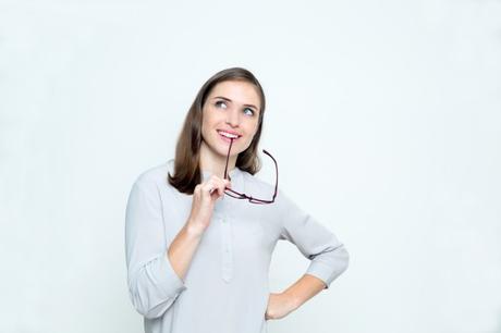 Comment bien méditer la vérité qui dérange ! femme réfléchit comment bien méditer