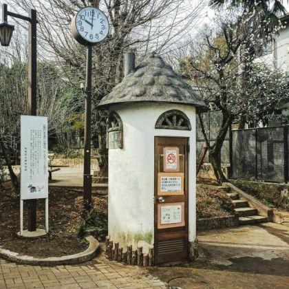 Toilettes publiques japonaises d'H. Nakamura