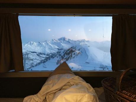 La vue de l'intérieur de la dameuse Over The Moon au petit matin : Le Mont- Blanc tout simplement