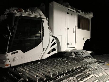 Over the Moon : Une nuit en dameuse sur les pistes du domaine de La Plagne Over the Moon : Une nuit en dameuse sur les pistes du domaine de La Plagne