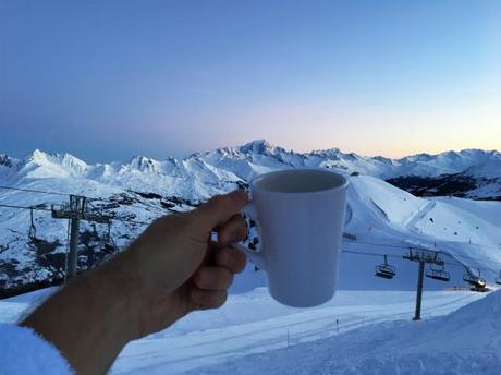 Over The Moon, dormir dans une dameuse sur les sommets de La Plagne : Petit café du matin en face du Mont-Blanc
