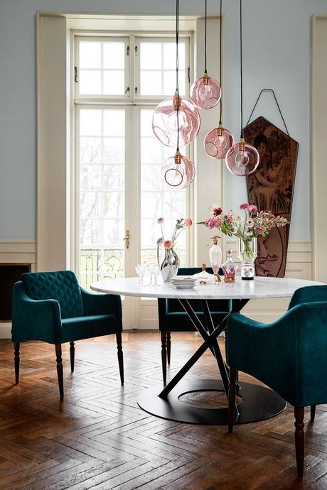 salle a manger fauteuil velours bleu tabe ronde marbre gris design rasmus larsson lampe rose
