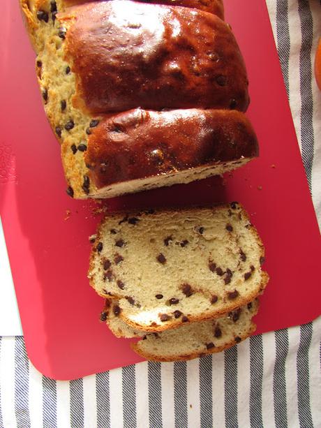 Brioche au lait de coco, miel et pépites de chocolat.