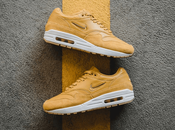 modèle purement féminin avec Nike Mineral Yellow