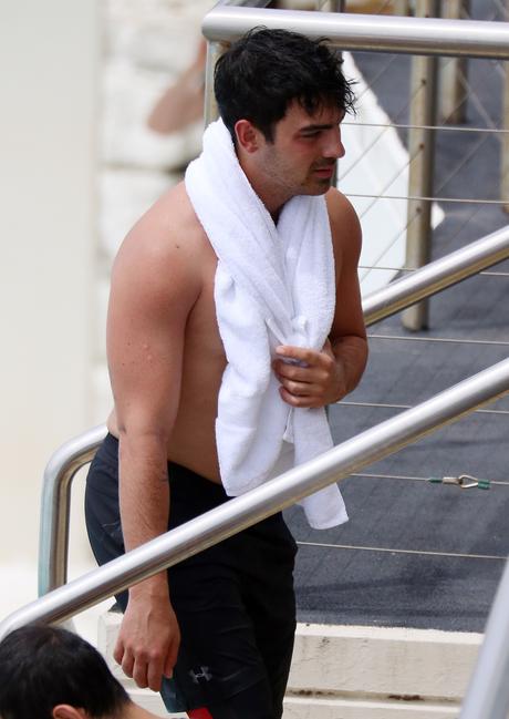 SEXY : Joe Jonas at the pool