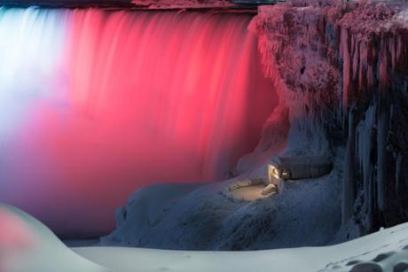 Il photographies les chutes du Niagara totalement gelées