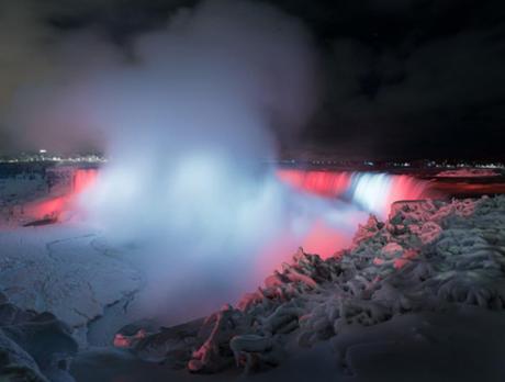 Il photographies les chutes du Niagara totalement gelées
