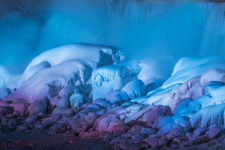 Il photographies les chutes du Niagara totalement gelées