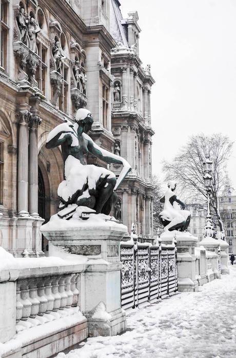 paris sous la neige photo video statue hotel de ville