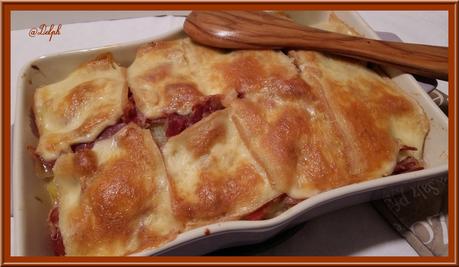 Gratin de Pommes de Terre, Oignons, et Jambon sec au fromage de Raclette Gratin de Pommes de Terre, Oignons, et Jambon sec au fromage de Raclette