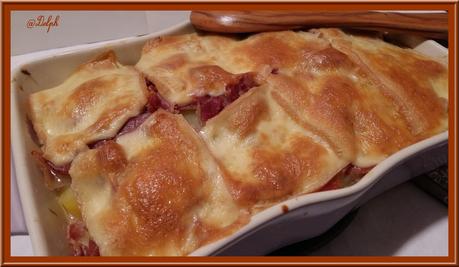 Gratin de Pommes de Terre, Oignons, et Jambon sec au fromage de Raclette Gratin de Pommes de Terre, Oignons, et Jambon sec au fromage de Raclette