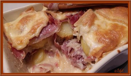Gratin de Pommes de Terre, Oignons, et Jambon sec au fromage de Raclette Gratin de Pommes de Terre, Oignons, et Jambon sec au fromage de Raclette