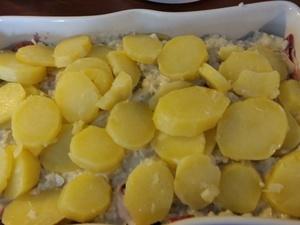 Gratin de Pommes de Terre, Oignons, et Jambon sec au fromage de Raclette Cliquer sur les photographies pour les agrandir