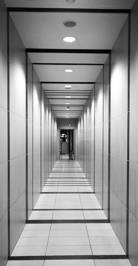 rayures verticales couloir noir et blanc design moderne blog decoration interieur