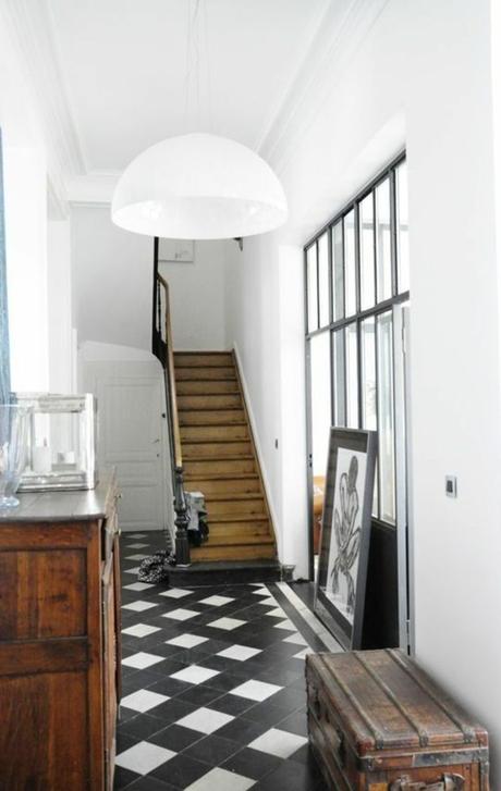 carrelage damier joli couloir noir et blanc retro chic escalier en bois