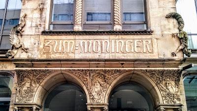Zum Moninger à Karlsruhe: un bâtiment Art Nouveau aux motifs mythologiques nordiques.