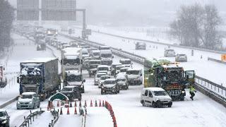 L’autoroute en galère, c’est la faute à Voltaire. Il neige à gros flocons, c’est la faute à Macron.