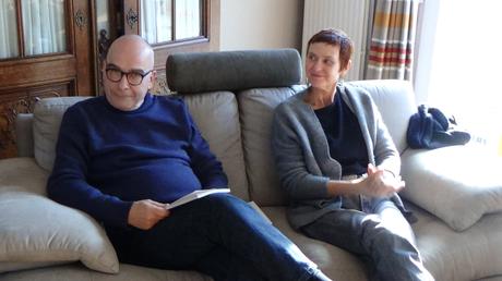 L’image contient peut-être : 2 personnes, personnes assises, salon et intérieur