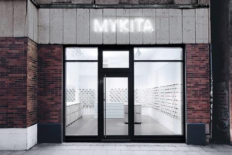 MYKITA Shop, une boutique monochrome à l’aménagement très inventif