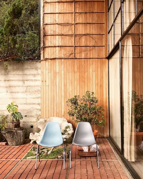 maison eames terrasse bois chaise plastique icone design