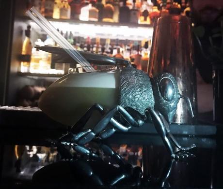 Nektar : Cocktail servi dans un verre Abeille Butineuse